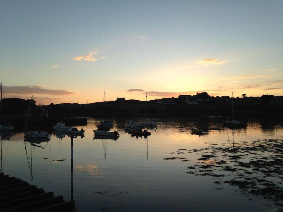 3 Bedroom Townhouse Right On The Harbour Isle of Whithorn Екстер'єр фото