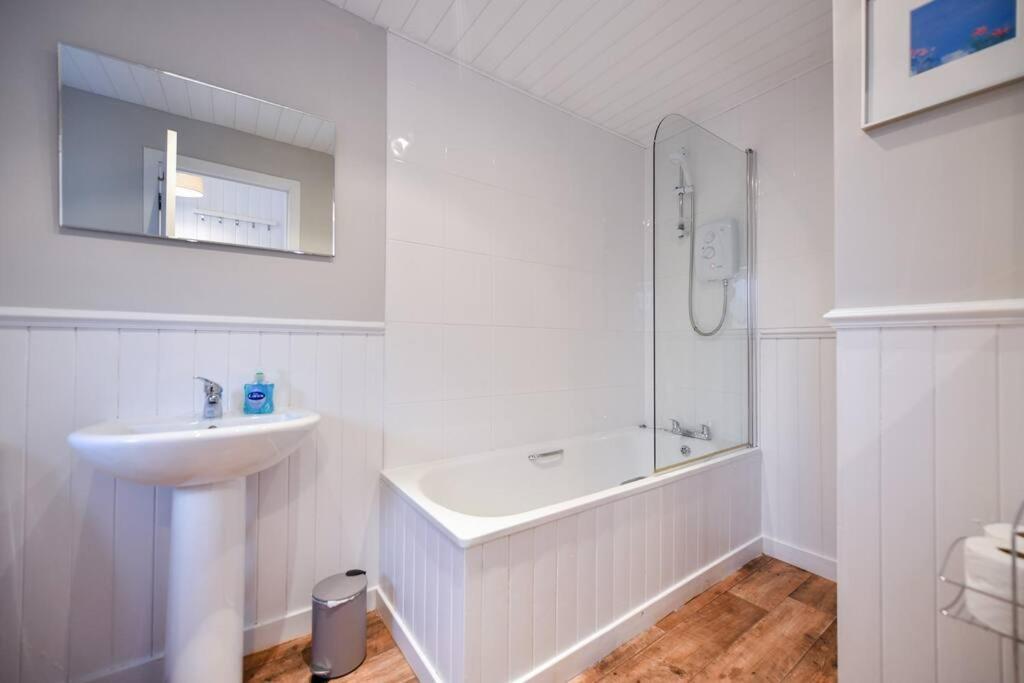 3 Bedroom Townhouse Right On The Harbour Isle of Whithorn Екстер'єр фото
