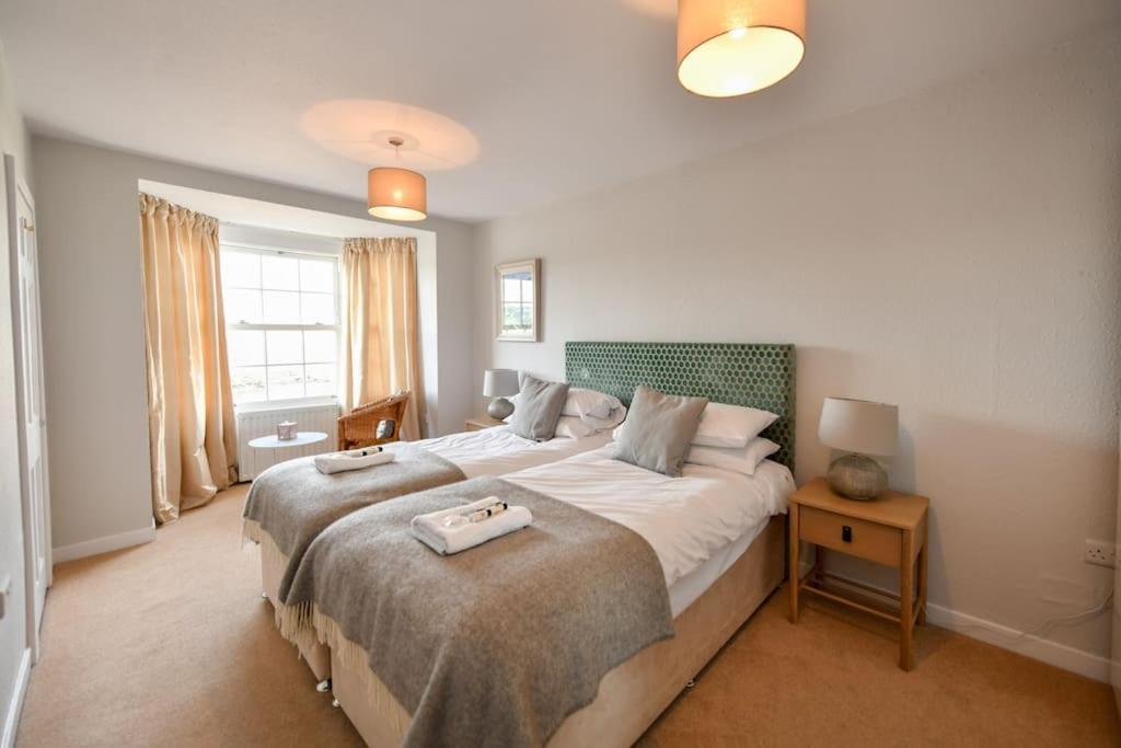 3 Bedroom Townhouse Right On The Harbour Isle of Whithorn Екстер'єр фото