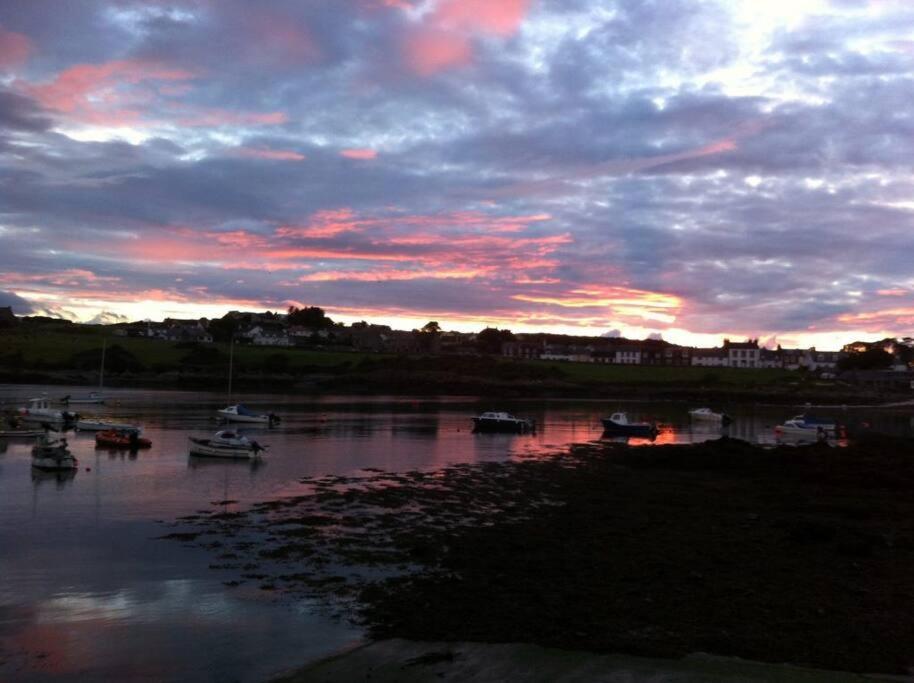 3 Bedroom Townhouse Right On The Harbour Isle of Whithorn Екстер'єр фото